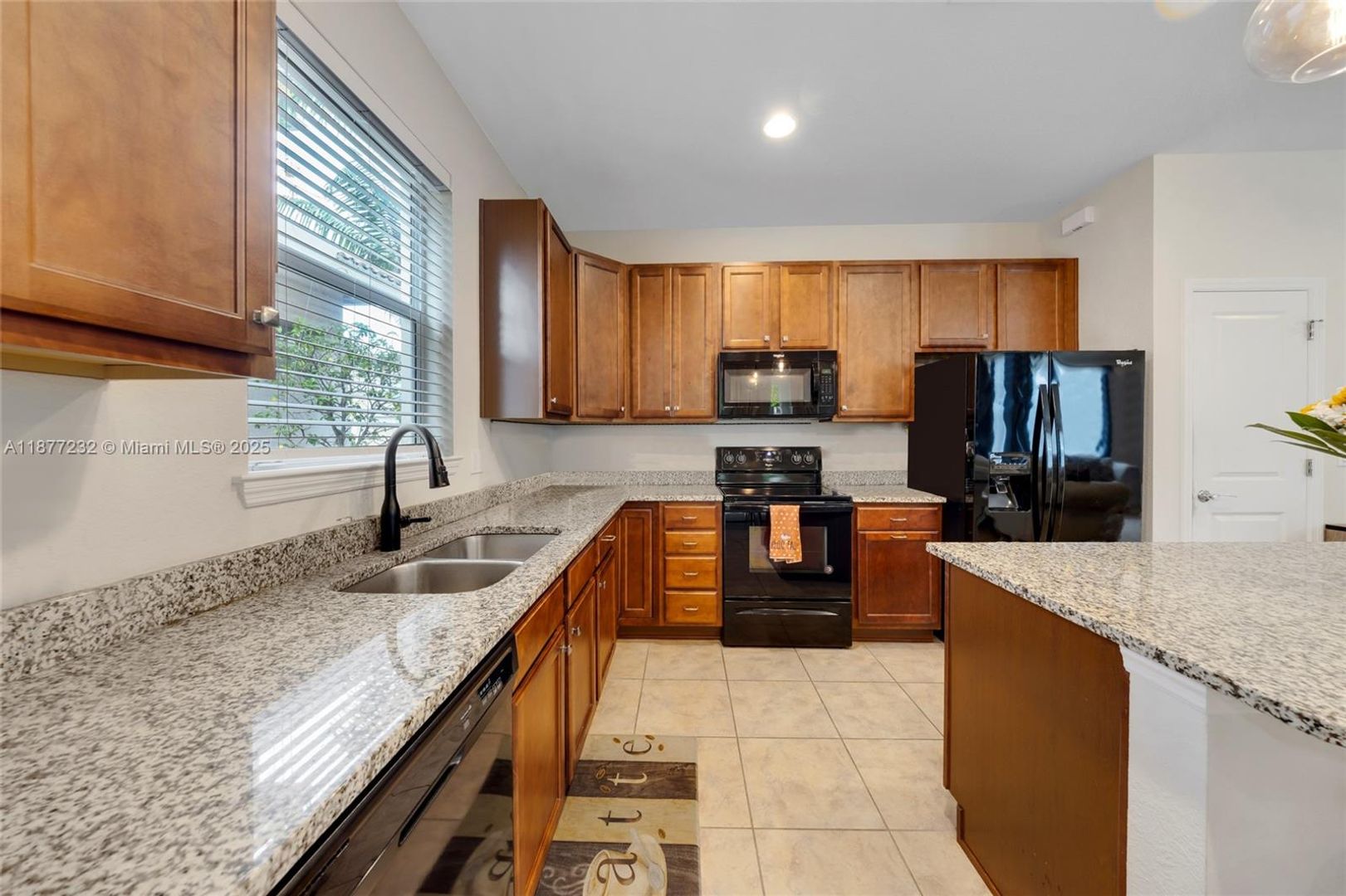 Hollywood House: 932 Banyan Drive #
