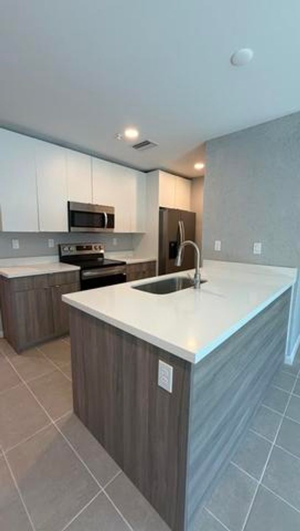 Hollywood House: 2511 PIERCE Street 3