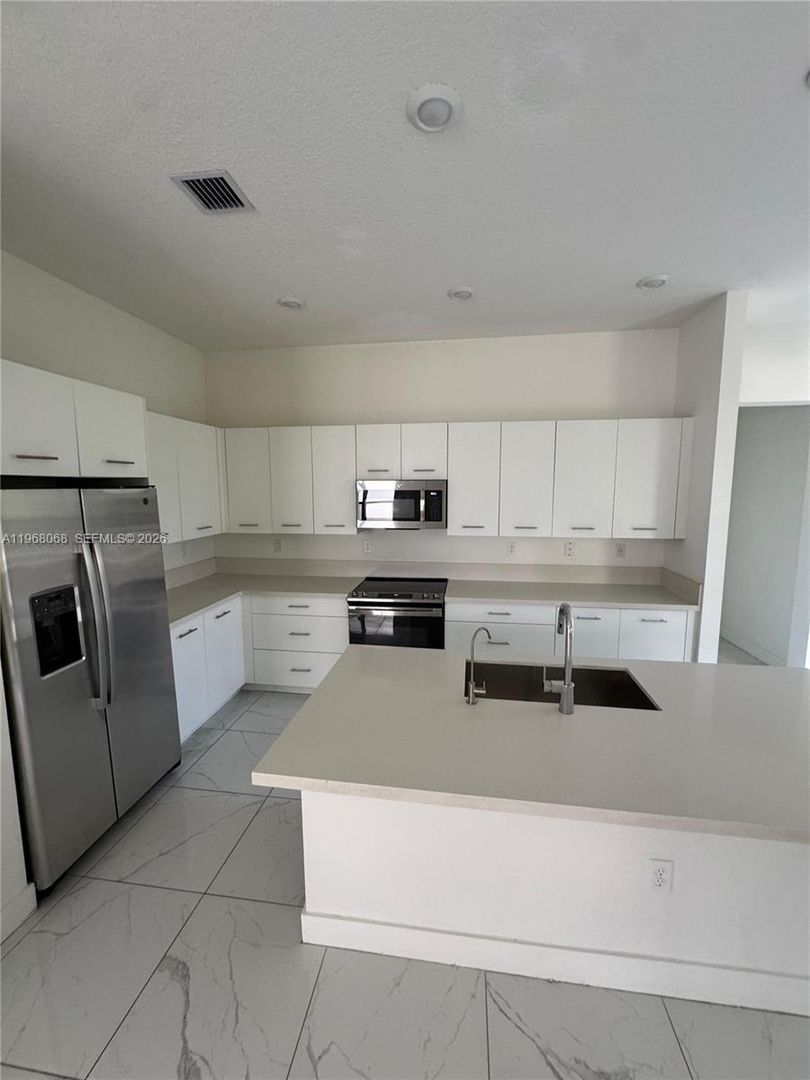 Miramar House: 17355 SW 41st Street