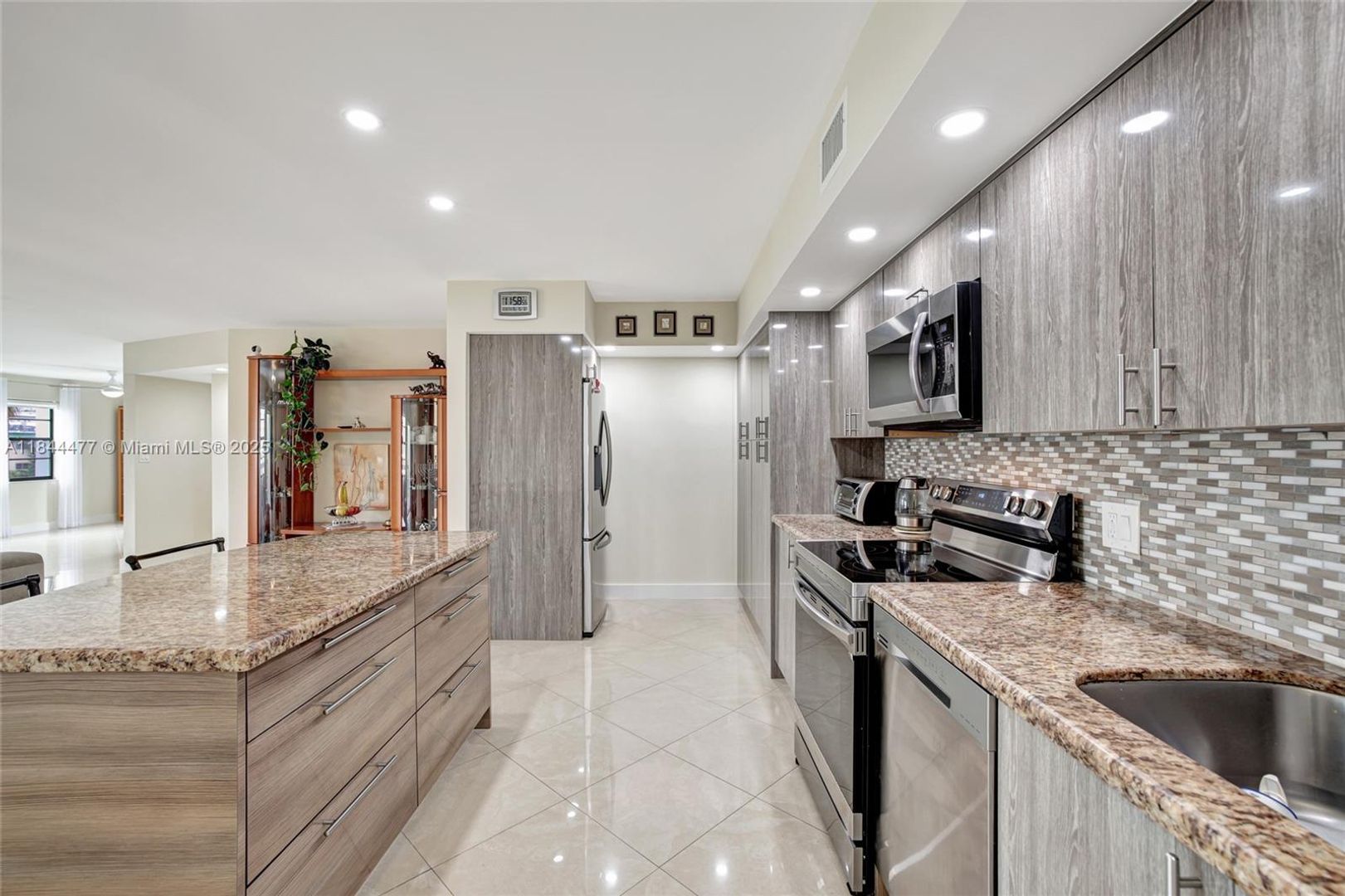 Hallandale Beach House: 1301 NE 7th Street 318