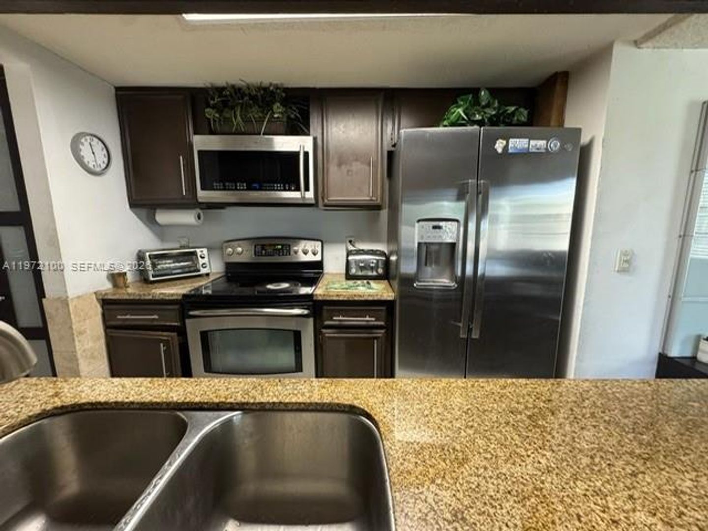 Miramar House: 2560 Azalea Avenue 2560