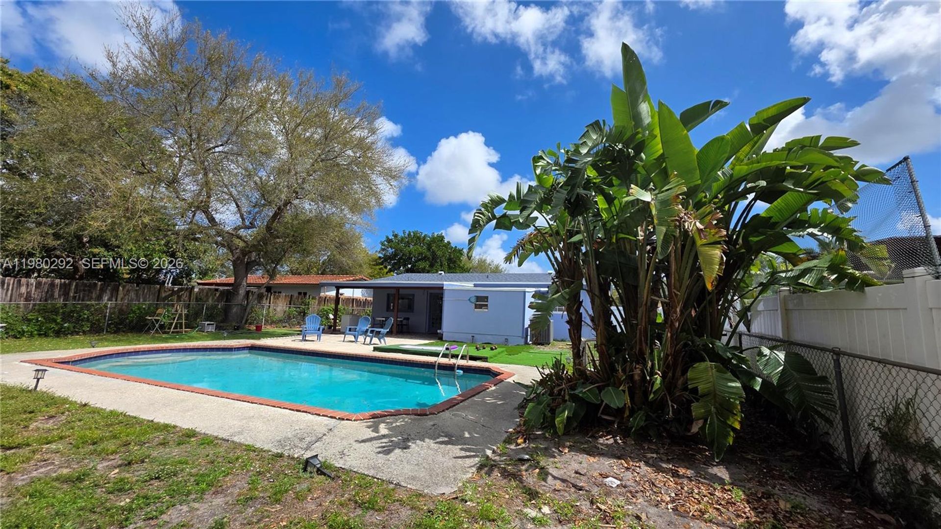 Hollywood House: 2100 N 62nd Avenue