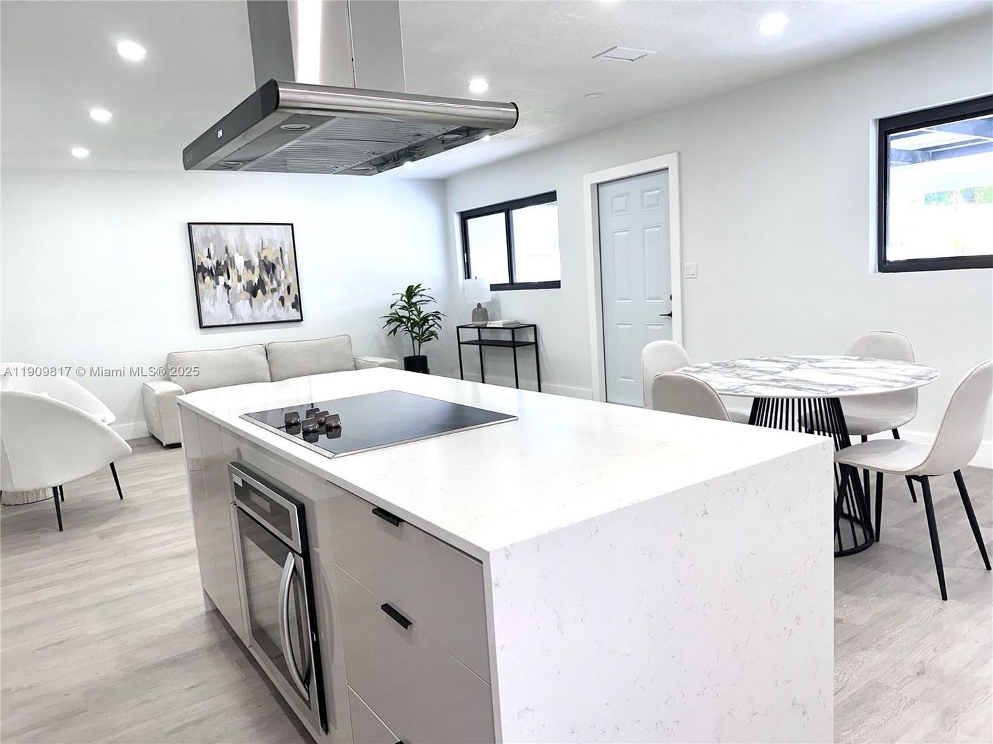 Hollywood House: 2421 N 56th Terrace