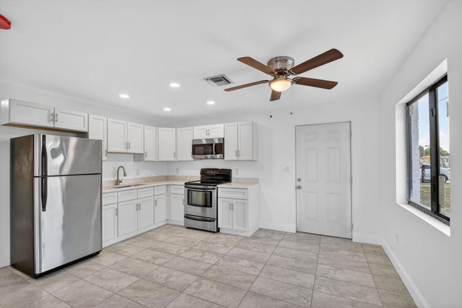 Riviera Beach House: 917 W 2nd Street