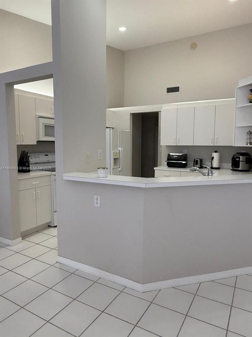 Doral House: 10000 NW 43rd Terrace 10000
