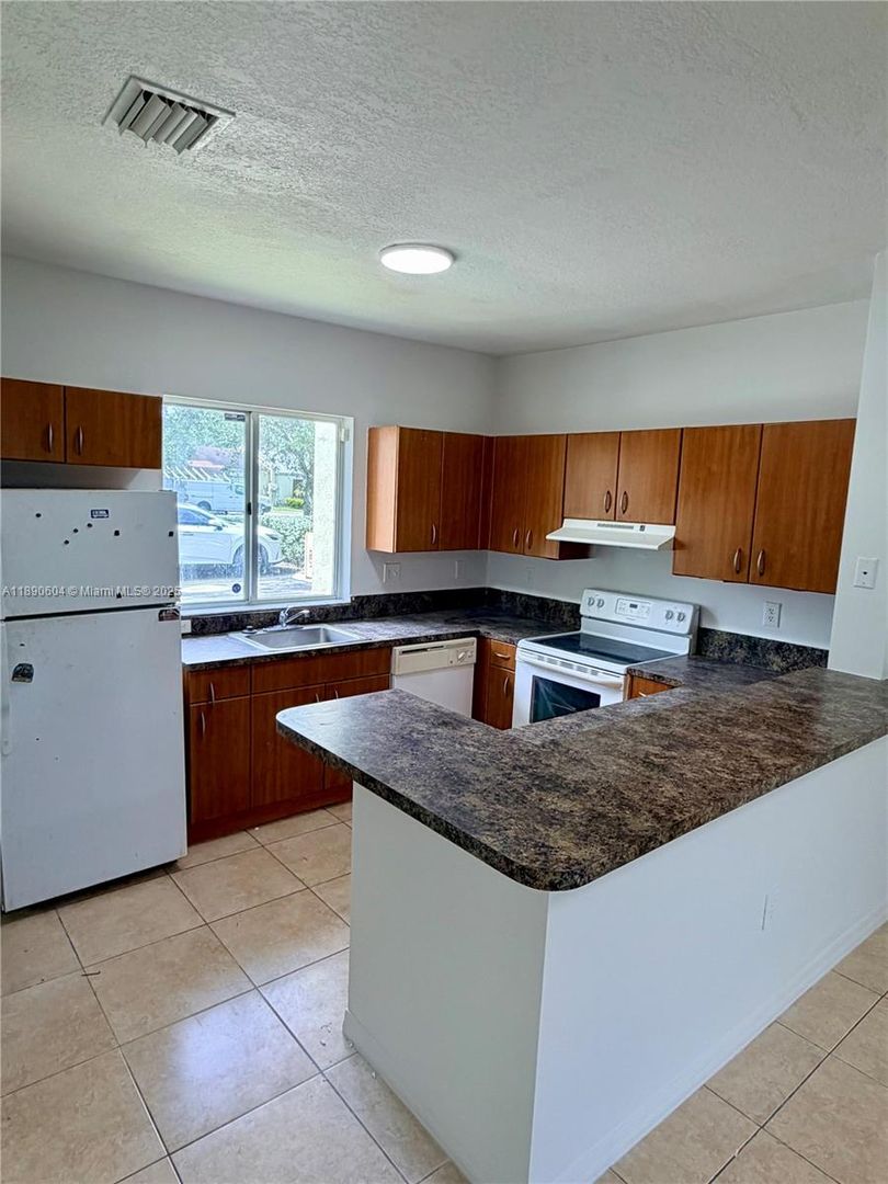 Miami Gardens House: 20421 NW 15th Avenue 8