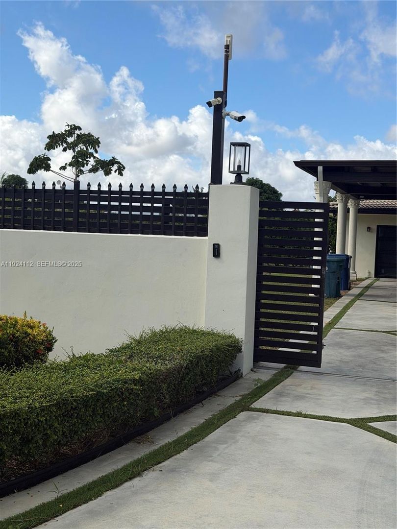 Homestead House: 25800 SW 214th Avenue