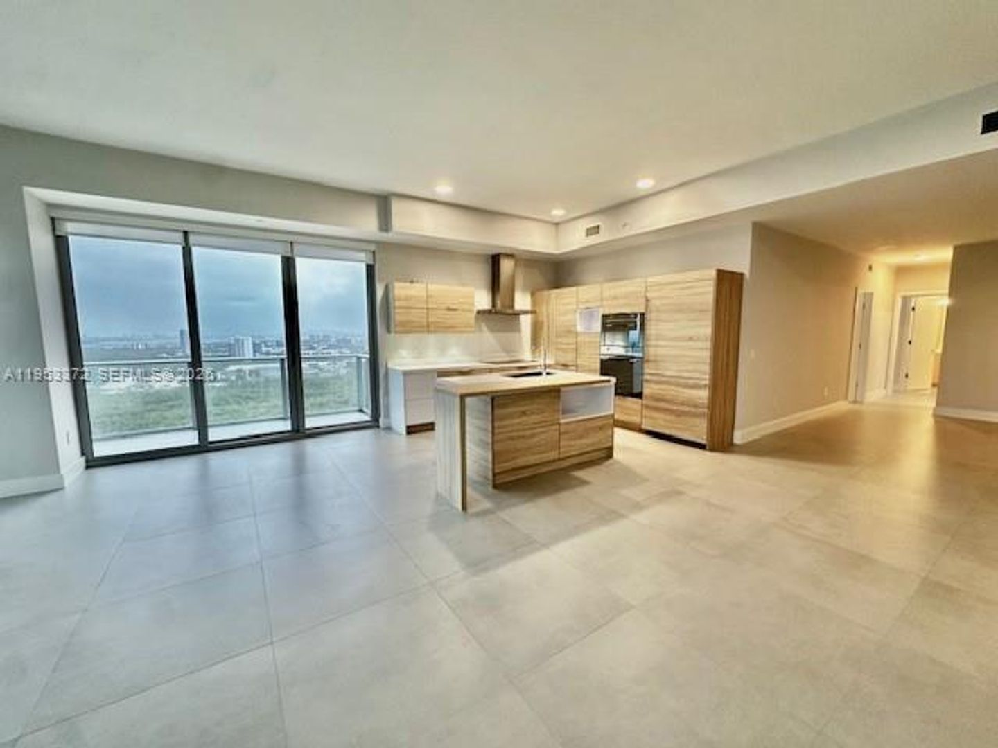 North Miami Beach House: 16385 Biscayne Boulevard PH8
