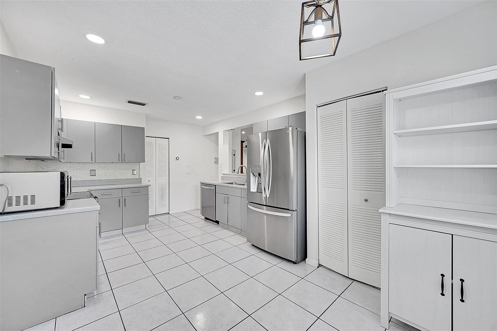 Plantation House: 1002 NW 105th Way
