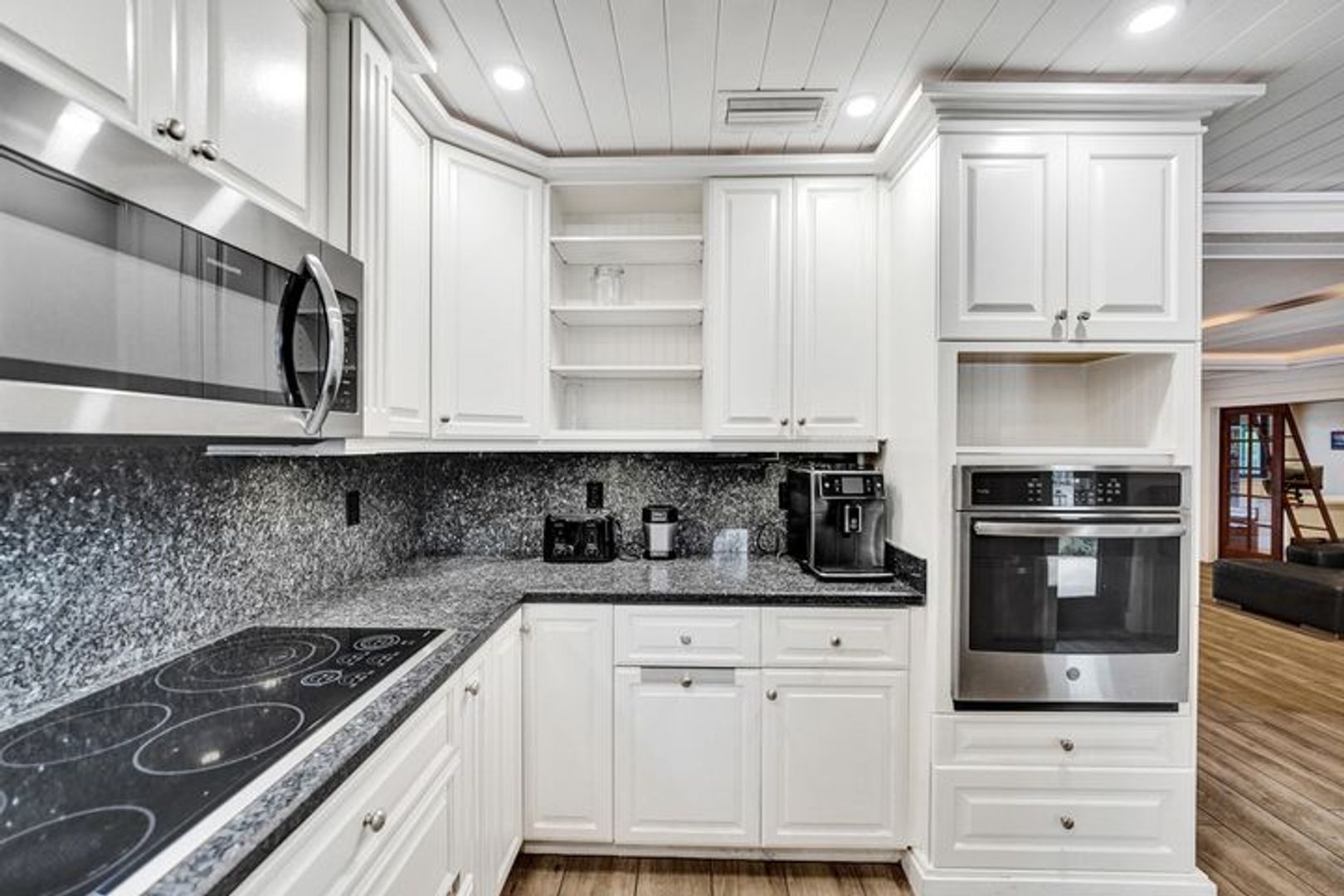 Hollywood House: 5612 Harding Street