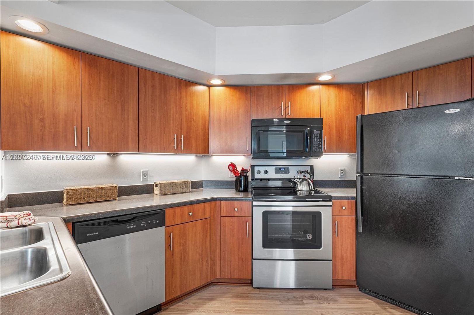 Fort Lauderdale House: 100 N Federal Hwy 643 643