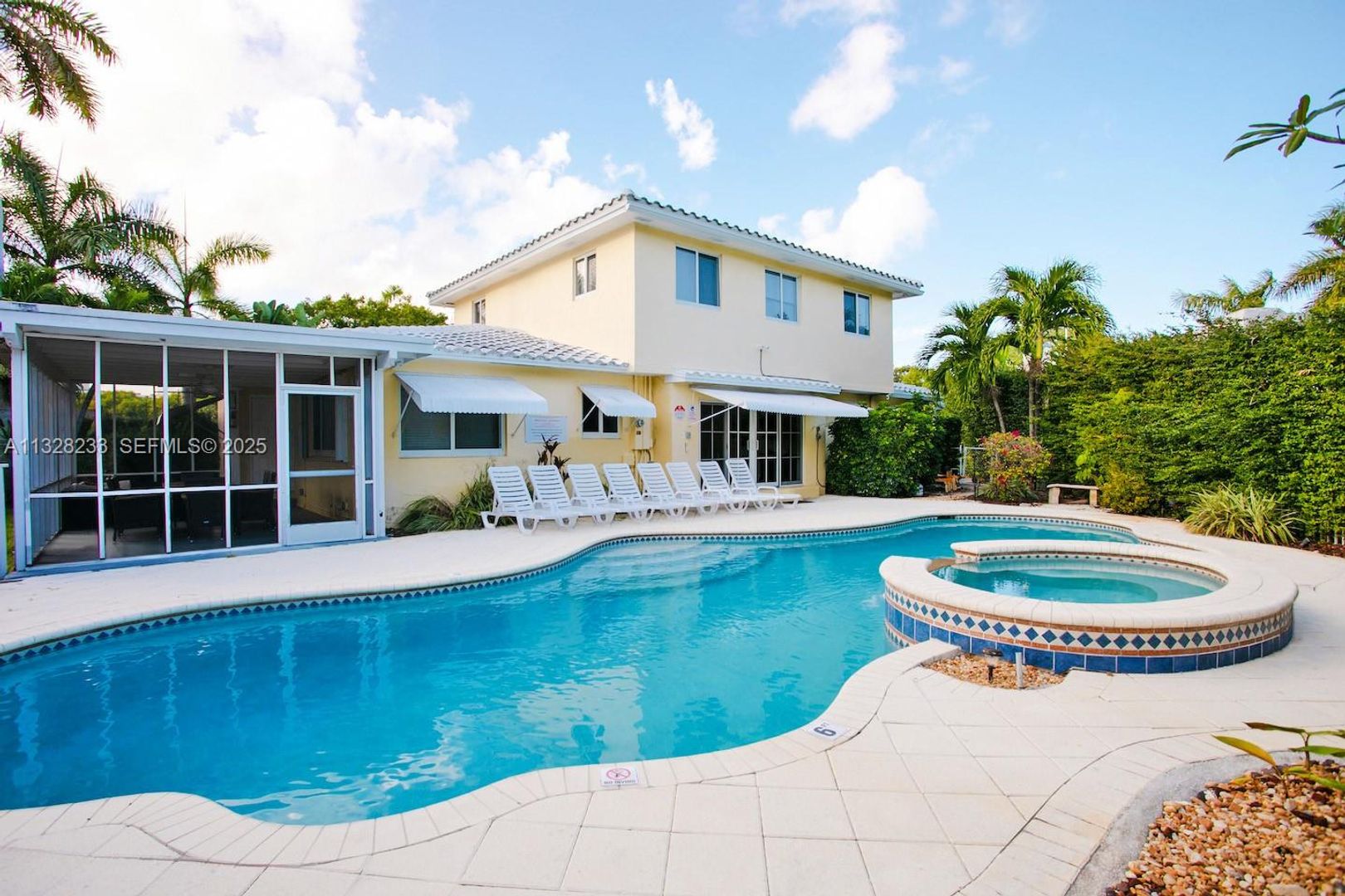 Hollywood House: 809 S 17th Avenue