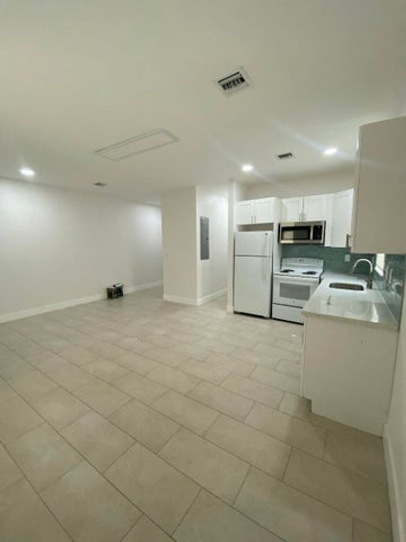 Fort Lauderdale House: 2594 NW 20TH Street B