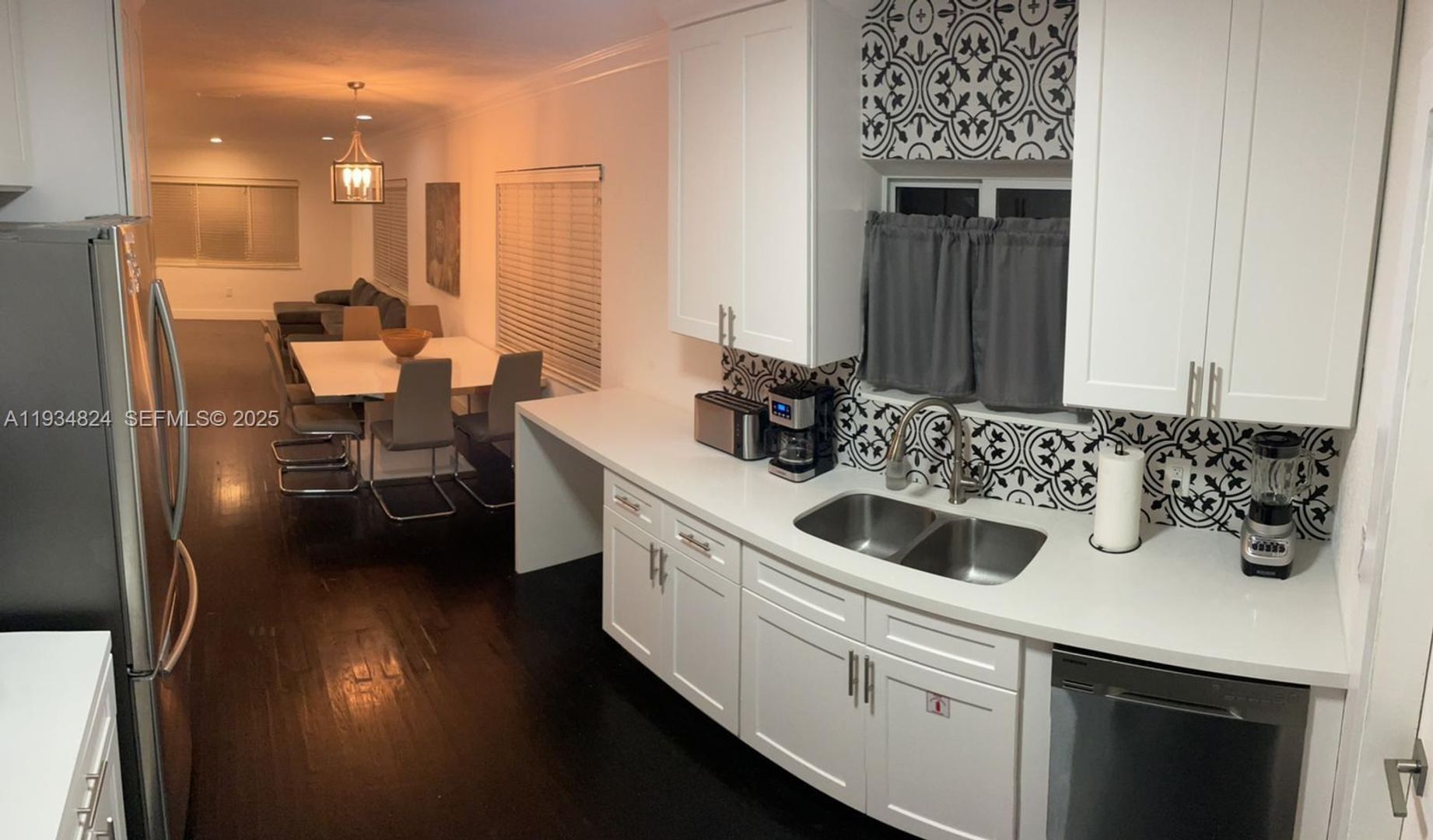 Hollywood House: 1955 Washington Street