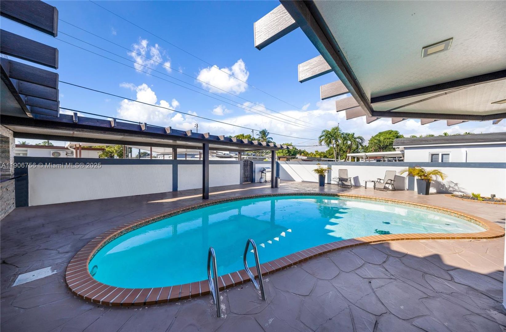 Hialeah House: 490 W 33rd Place