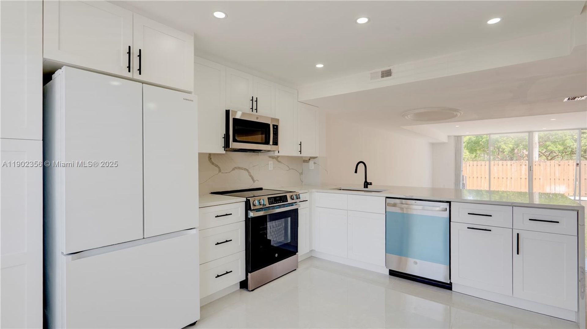 Hallandale Beach House: 933 NE 24th Avenue 169