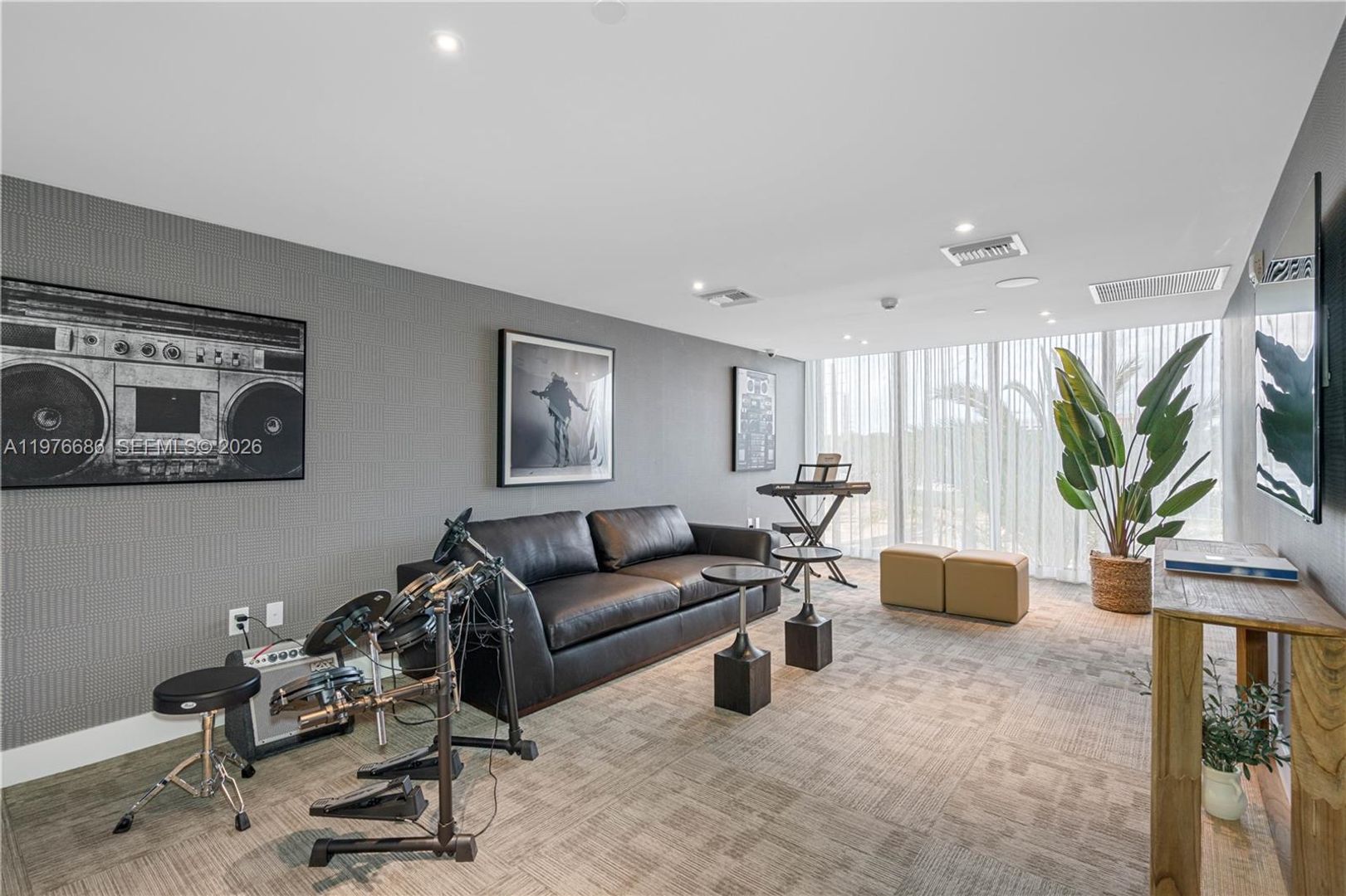 North Miami Beach House: 16395 Biscayne Boulevard 1524