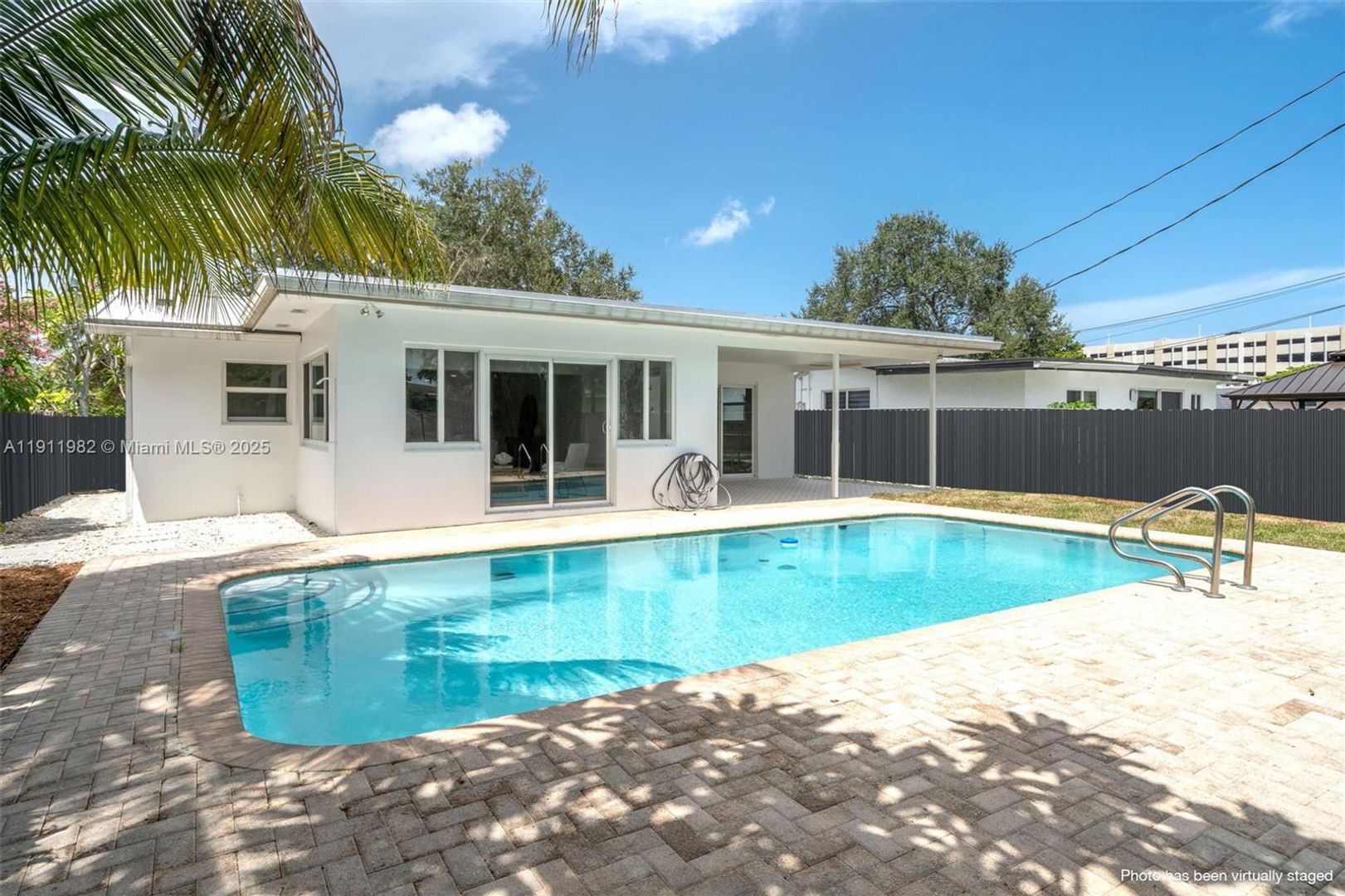 Hollywood House: 3920 Hayes Street