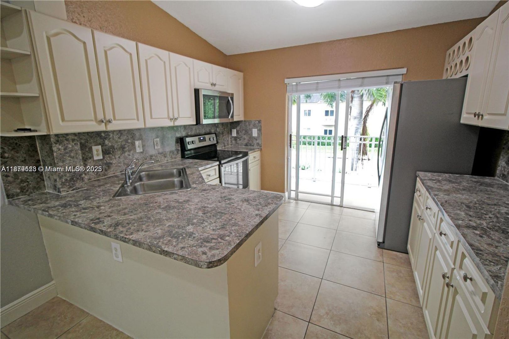 Hialeah Gardens House: 10953 W Okeechobee Road 202