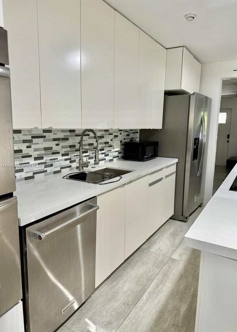 Hollywood House: 5737 Freedom Street,