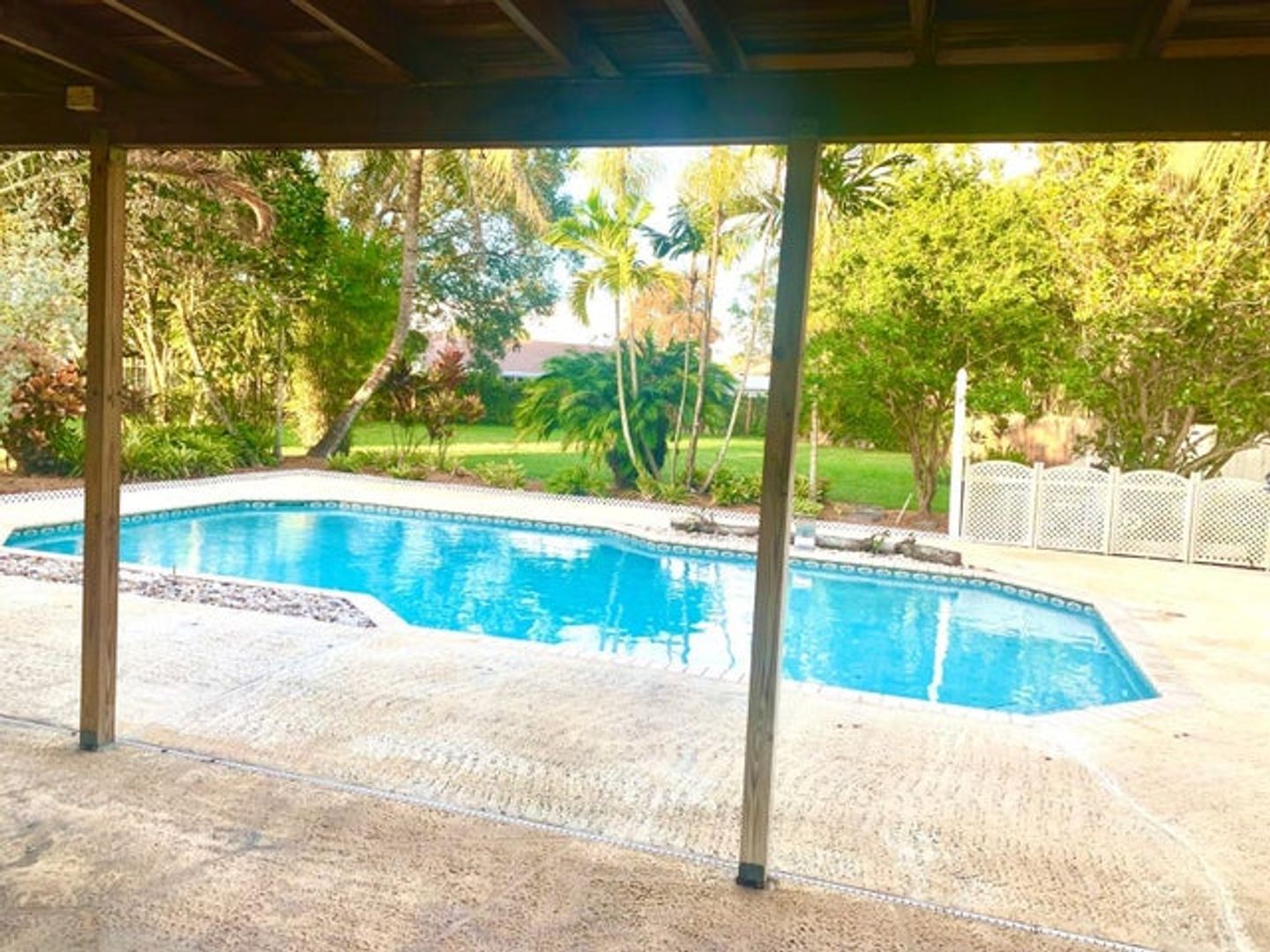 Royal Palm Beach House: 107 Gibraltar Street