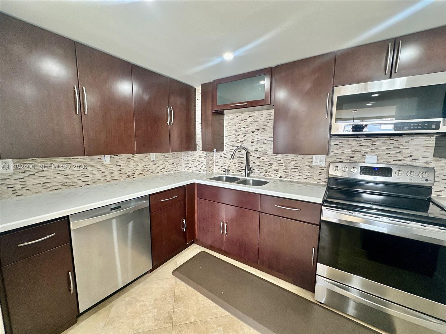 Hallandale Beach House: 3180 S Ocean Drive 401