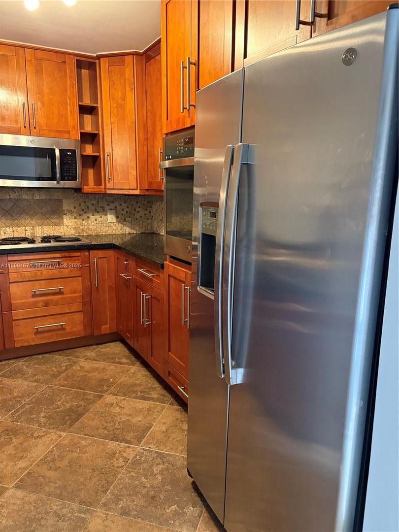 North Miami Beach House: 16531 NE 35th Avenue 202