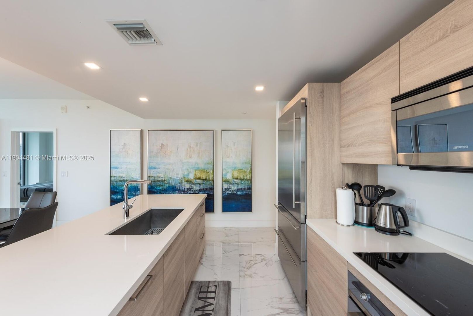 North Miami Beach House: 16385 Biscayne Boulevard 2001