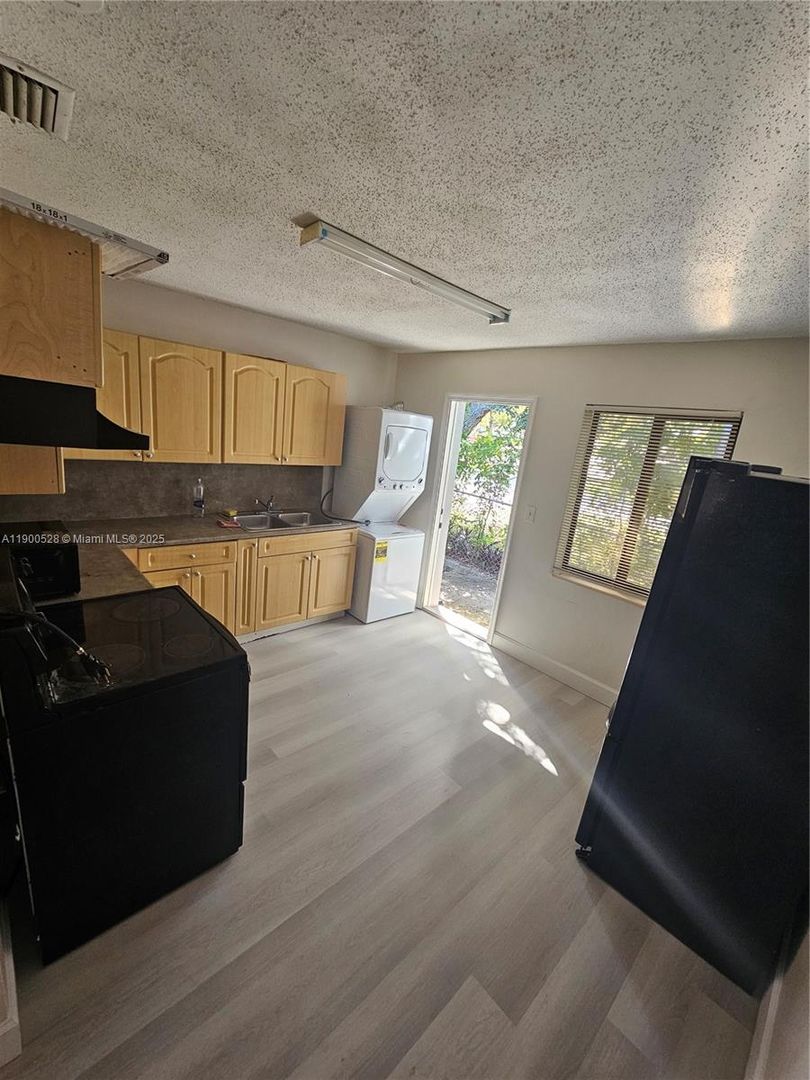 Hollywood House: 2245 Freedom Street 1