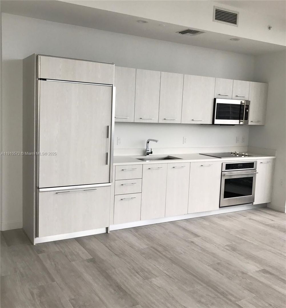 Miami House: 55 SW 9th Street 4103