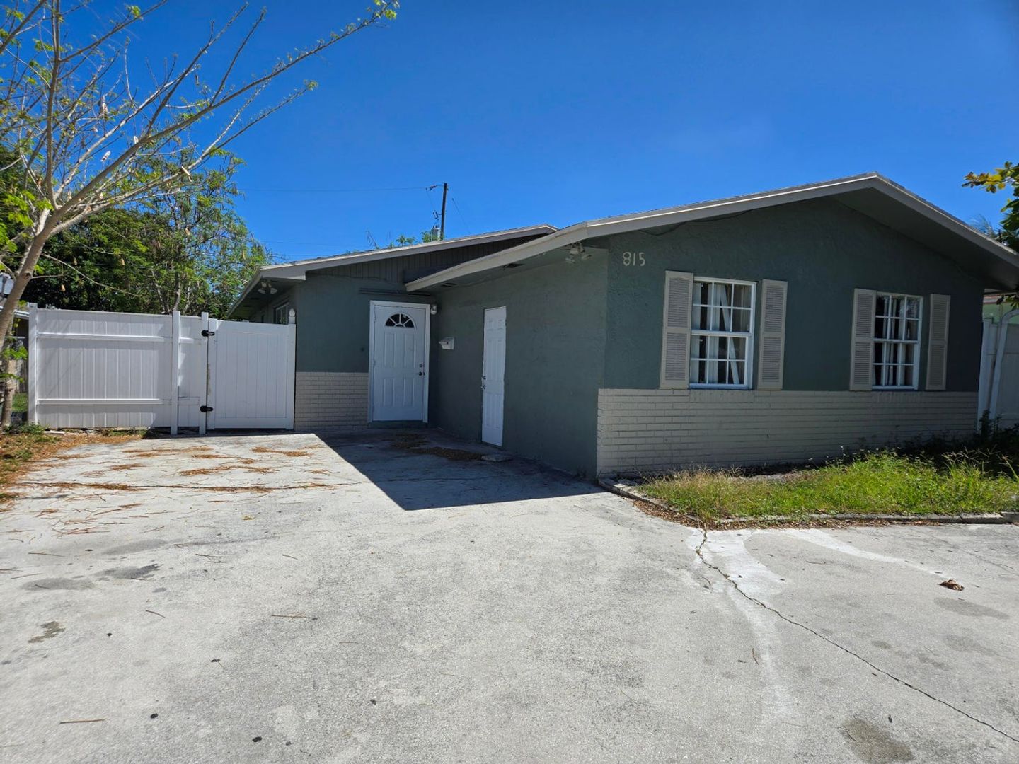 Lake Park House: 815 Silver Beach Road