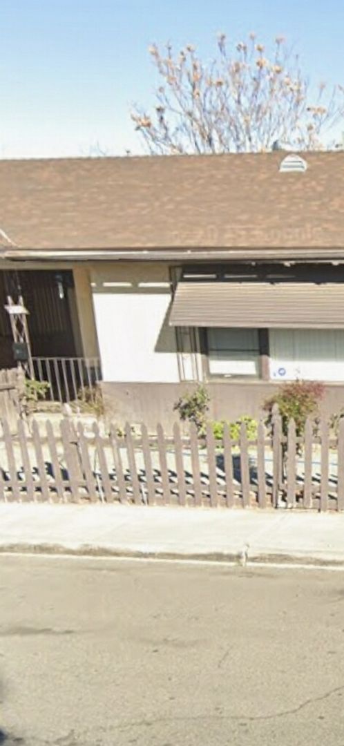 San Jacinto House: 289 S Sheriff Ave