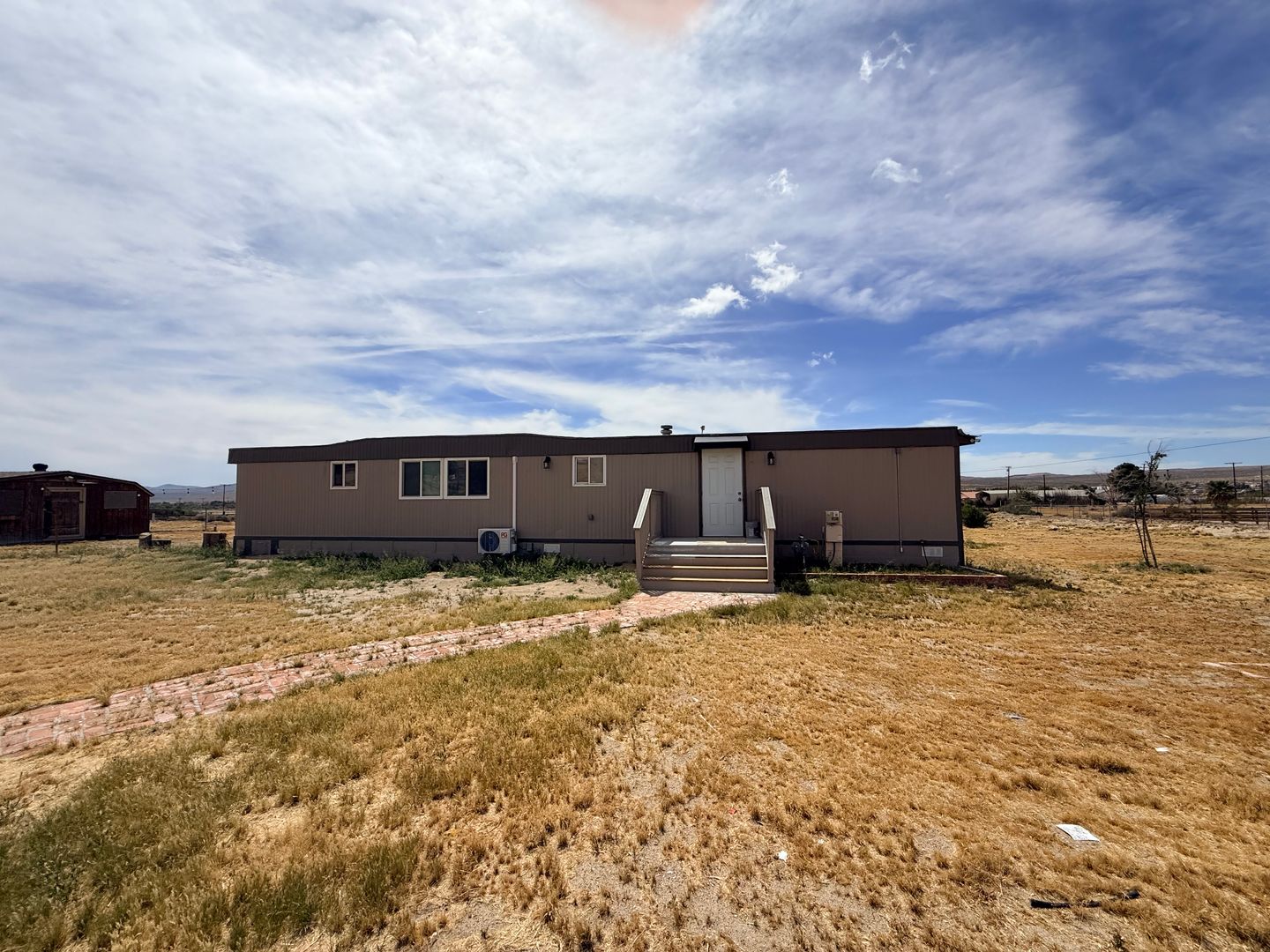 Barstow House: 35377 Marks Rd