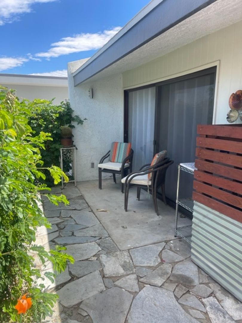 Palm Springs Apartment: 555 El Placer Rd