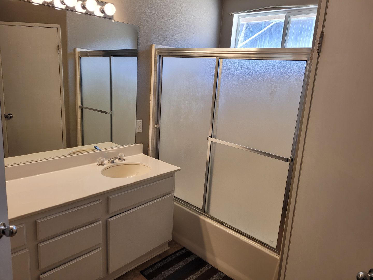 lake elsinore House: 18935 Applewood Way