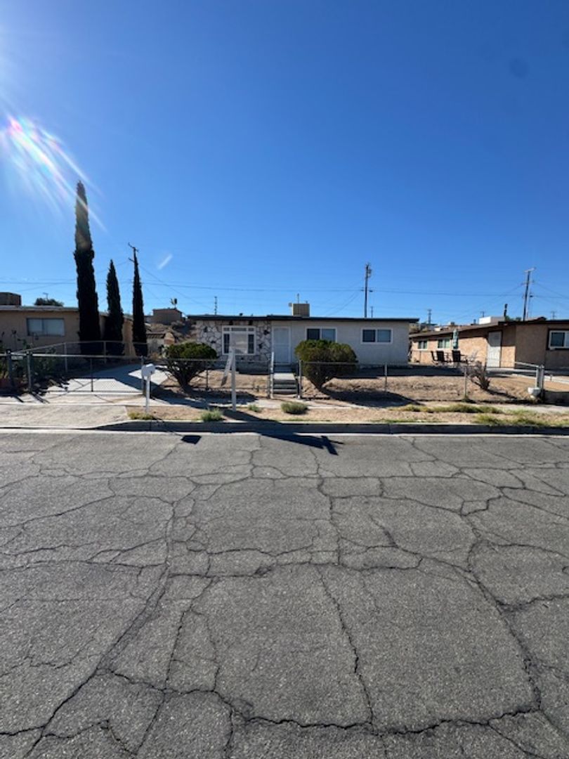 Barstow House: 1130 Mojave