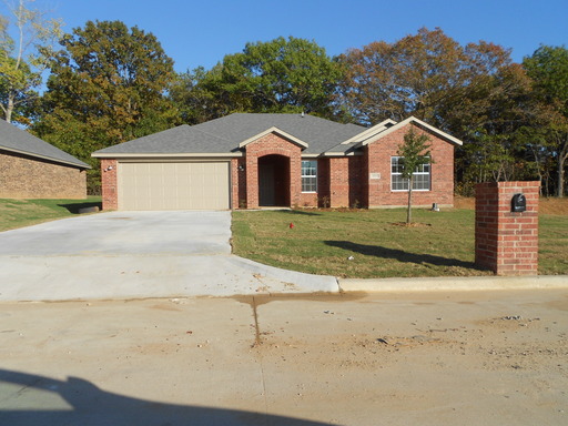 4 Bedrooms, 2 Full Bathrooms and 2 Car Garage – photo 1