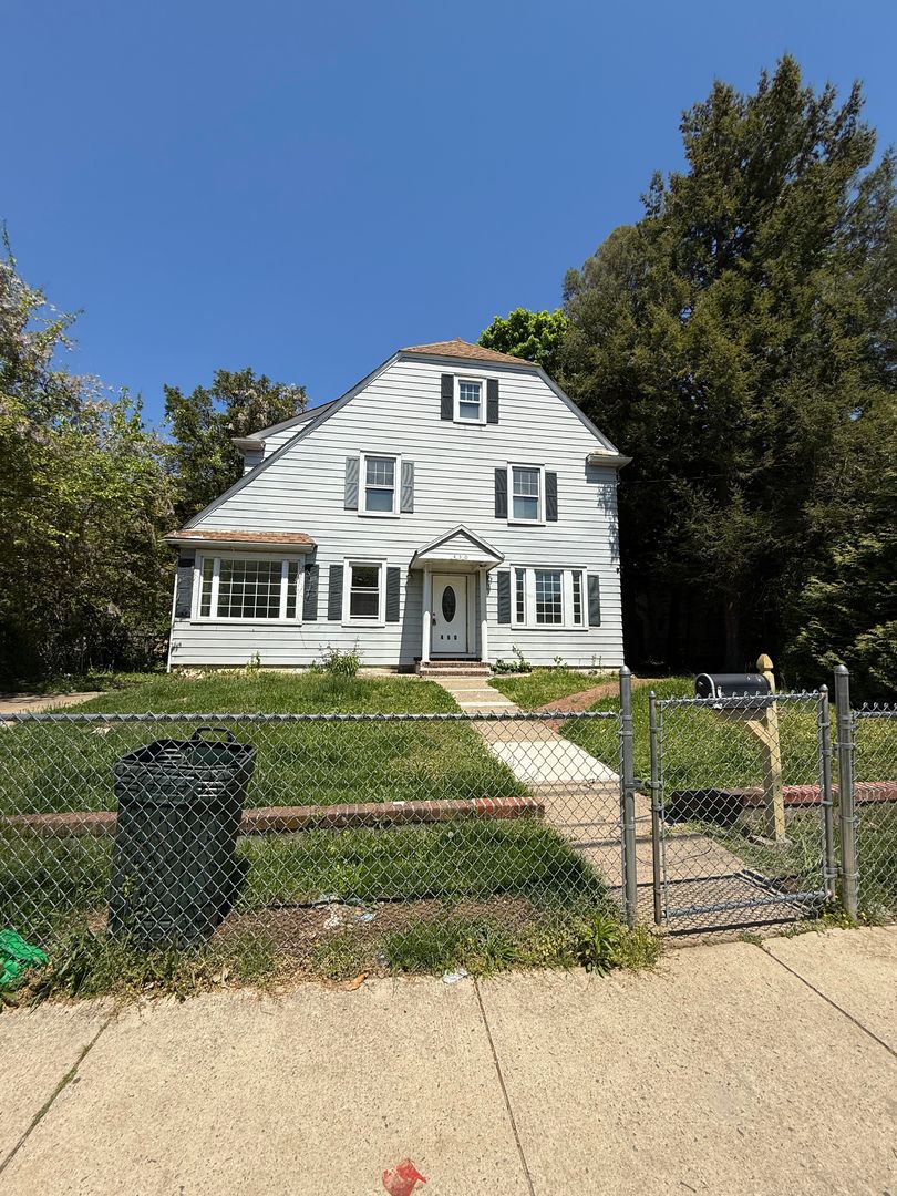 Trenton House: 450 Rutherford Ave
