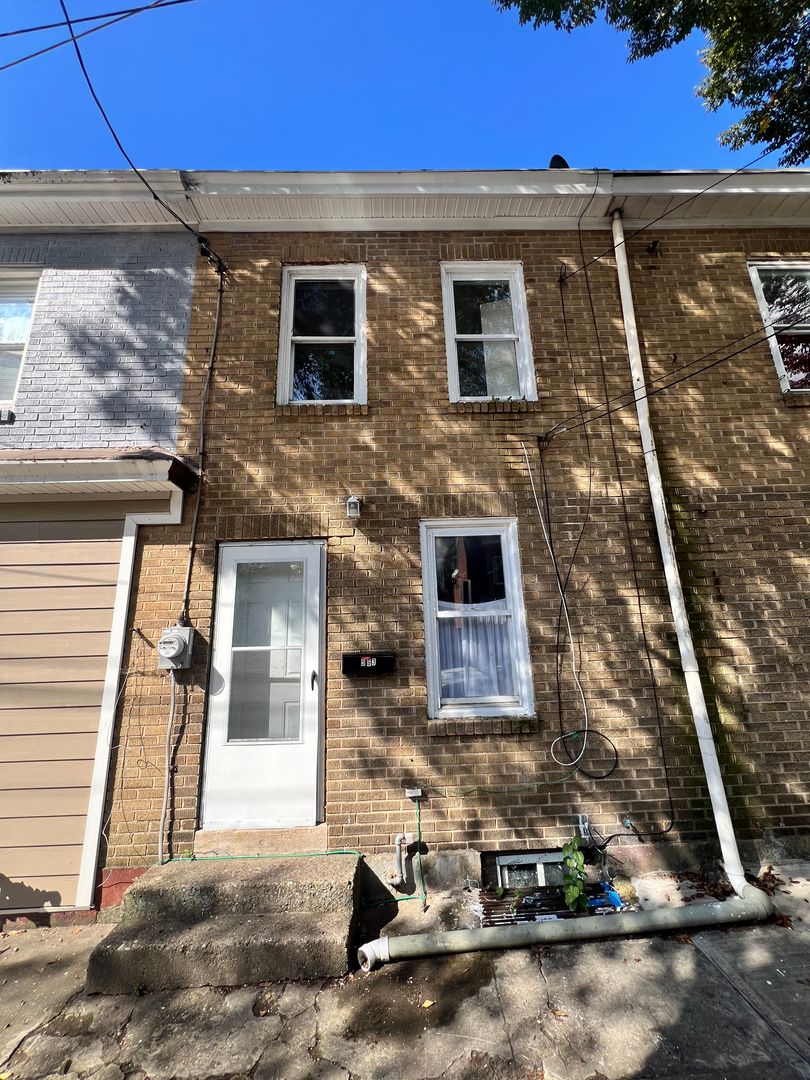 Trenton House: 563 Lamberton St