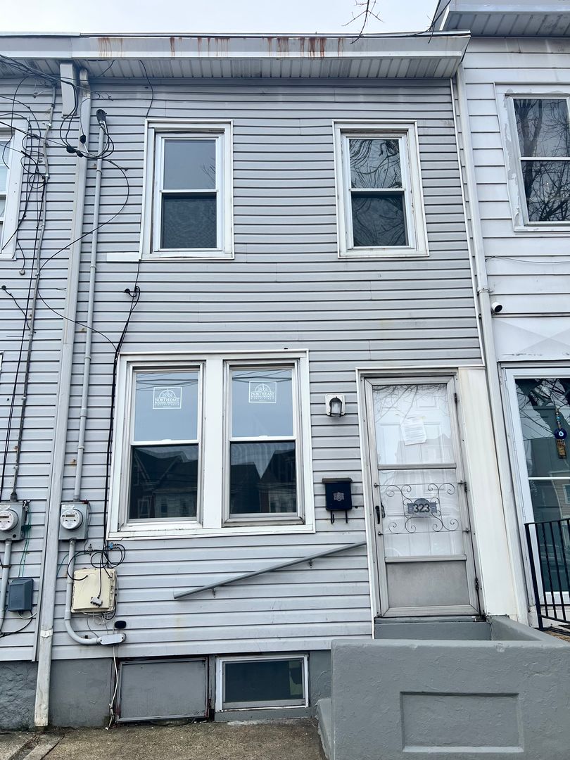 Trenton House: 323 Cummings Ave