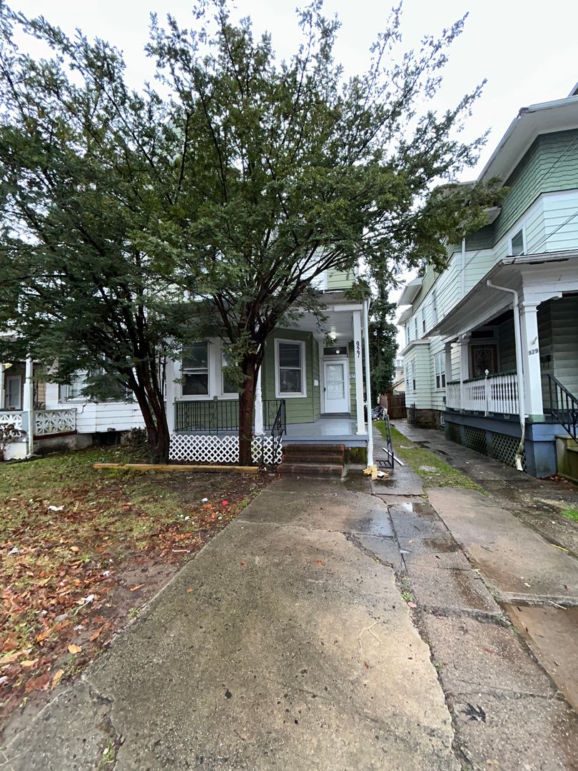 Trenton House: 927 Carteret Ave