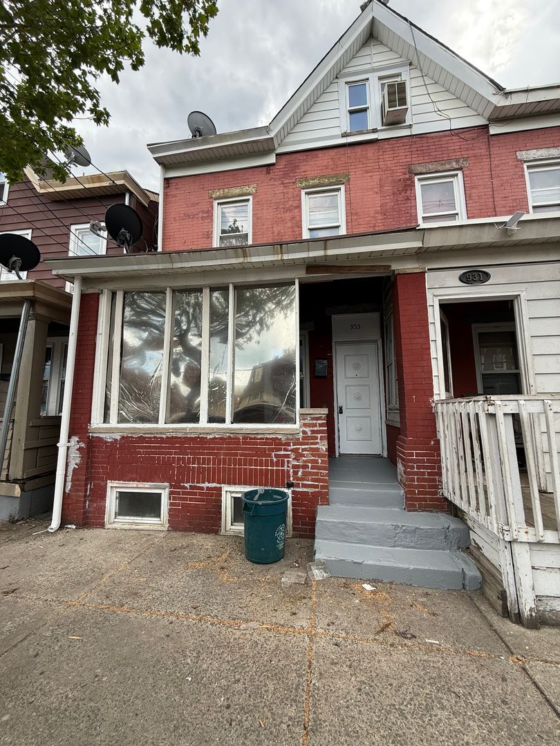 Trenton House: 933 Beatty St