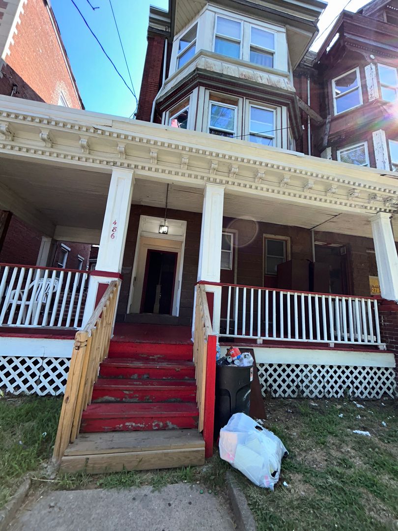 Trenton Apartment: 486 W State St