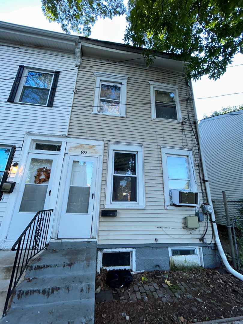 Trenton House: 89 Poplar St