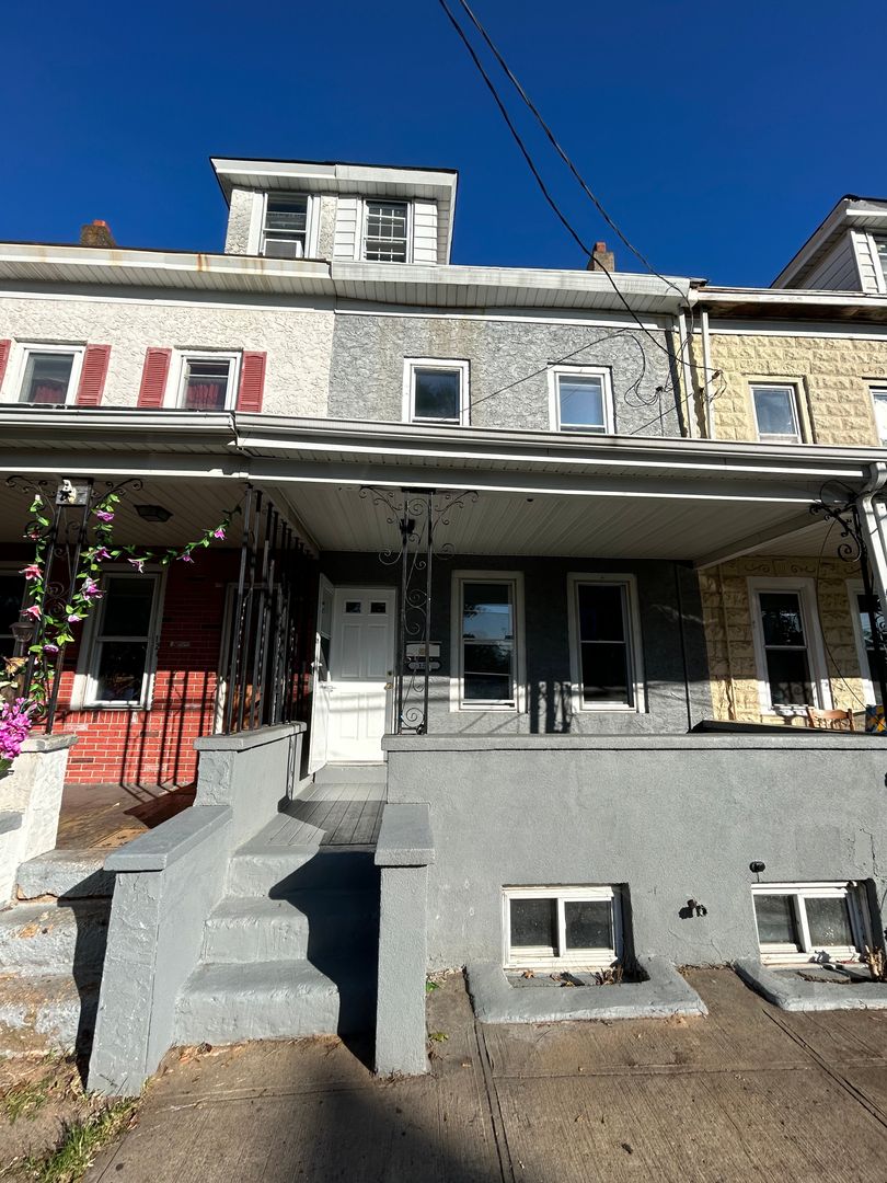 Hamilton House: 126 D'arcy Ave