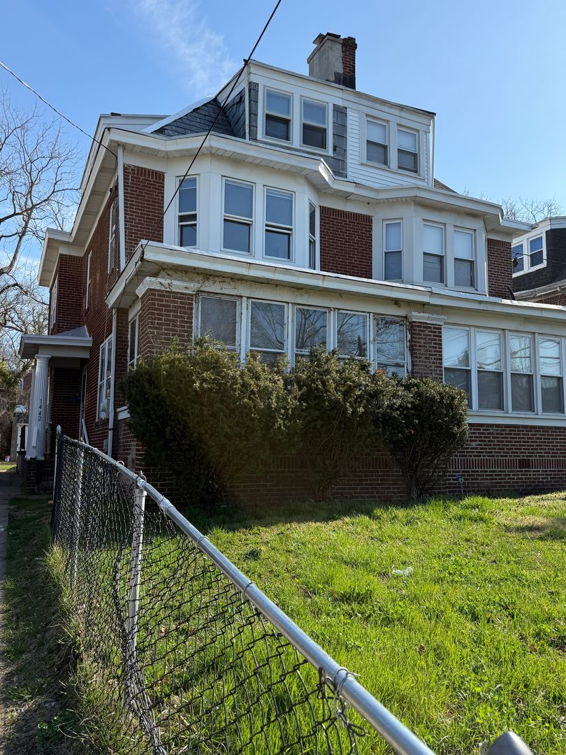 Trenton House: 1442 W State St