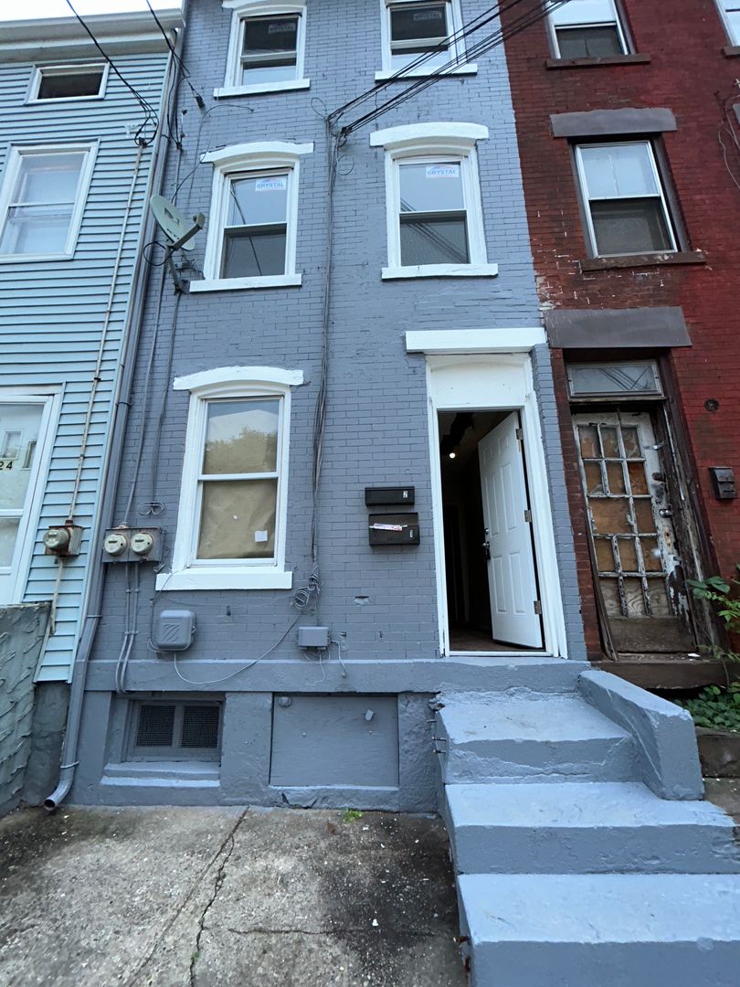 Trenton Apartment: 22 1/2 Seward Ave
