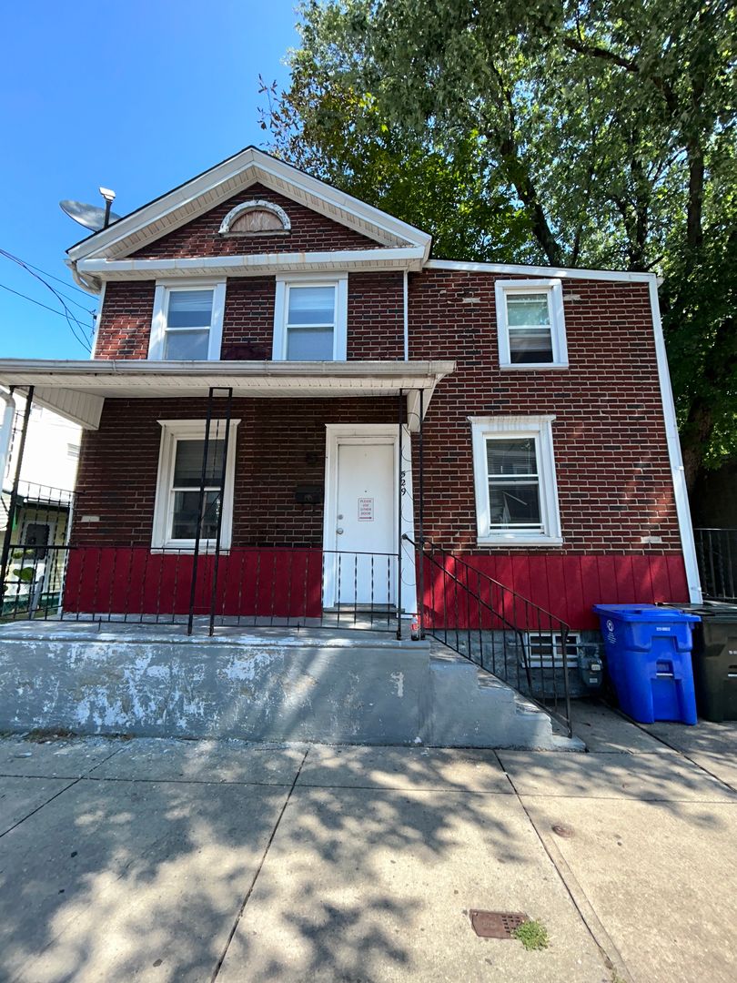 Burlington House: 529 York St