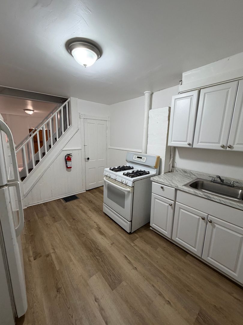 Trenton House: 33 Hills Pl