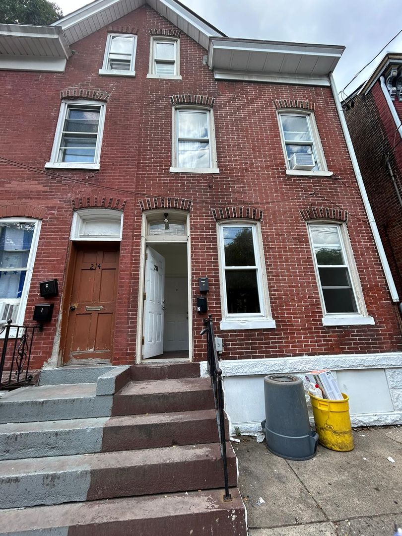 Trenton Apartment: 216 Pearl St